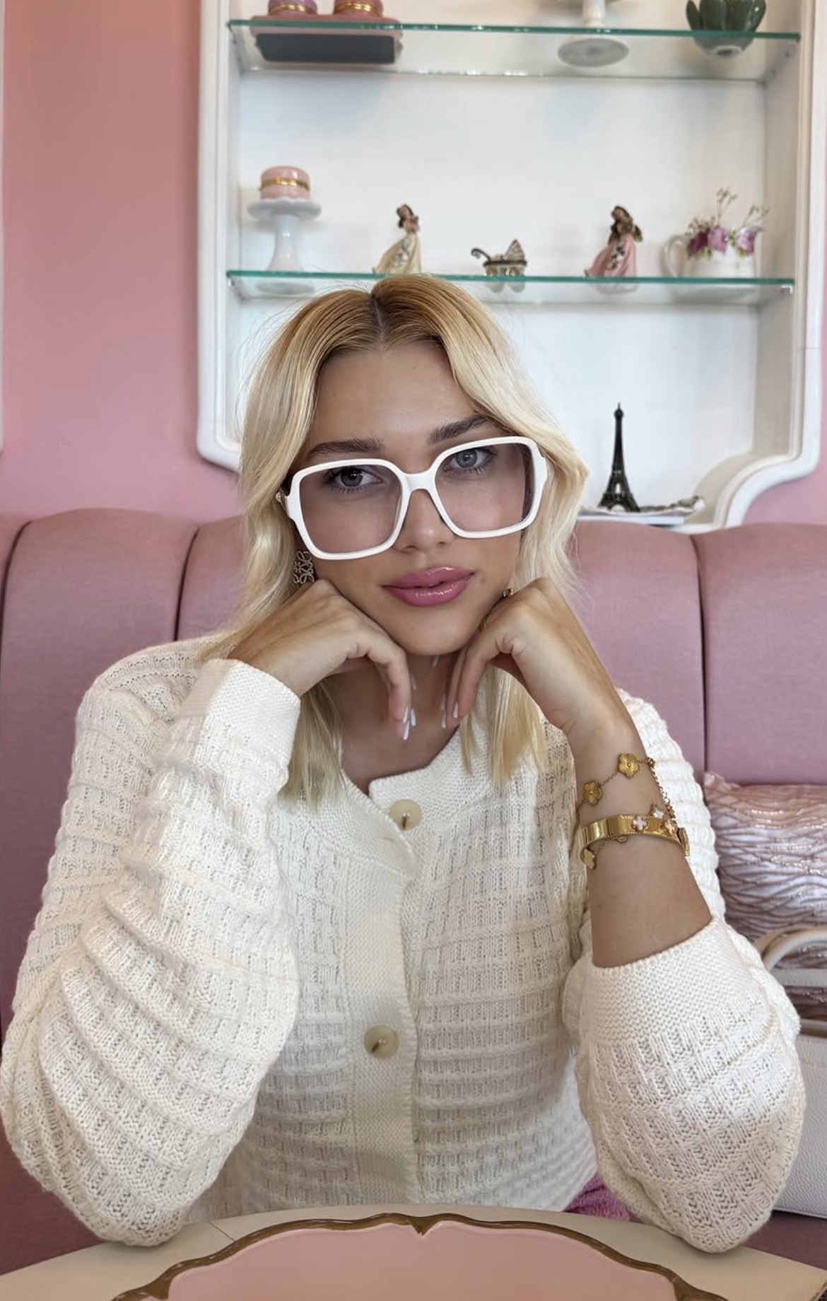 Portrait of Neydy Fierro, Loovly founding creator, in a soft pink interior